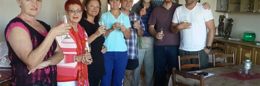Die eienaar van Perlemoen Staptoere, Karen Anderson saam met ‘n deel van haar span, Annelie en Barry Hanekom, prof Leon Hugo wat Perlemoen Staptoere begin het, Roetter Smit en Henk van Zyl, asook die gasvrouens van Aire del Mar, Ria Strydom en Nelia Immelman, met Eureka Smal agter die kamera